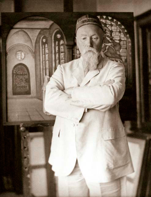 Николай Константинович Рерих у своей картины «Слава герою». Наггар. 1930-е