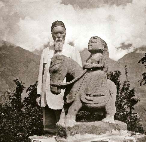 Николай Константинович Рерих у статуи Гуго-Чохана. Наггар. 1930-е