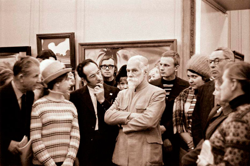 Святослав Николаевич Рерих беседует с посетителями выставки в Государственной Третьяковской галерее. Москва, ноябрь, 1974