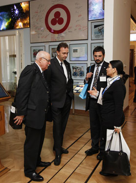 Члены Австрийской делегации на экскурсии в зале Знамени мира