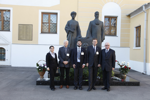 Члены иностранных делегаций на фоне мемориала Рерихов
