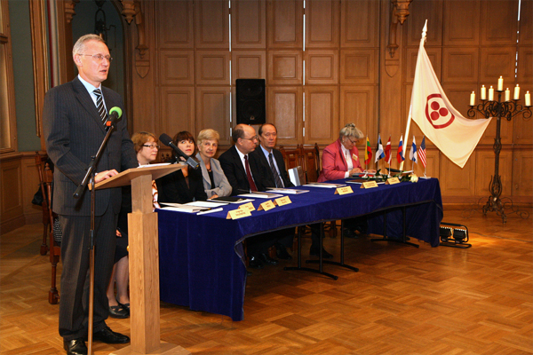 Выступает госсекретарь МИДа Латвии Андрис Тейкманис.