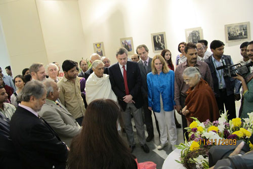 Главный министр Дели г-жа Шейла Дикшит открывает выставку посвященную Пакту Рериха