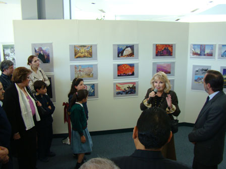 Экскурсию по выставке истории Пакта Рериха ведет Алисия Родригес