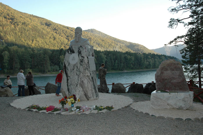 Памятник Н.К.Рериху на берегу Катуни. Общий вид