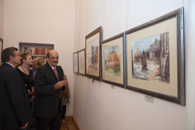 Чрезвычайный и Полномочный посол Индии в России А. Малхотра осматривает выставку «Архитектурные памятники Индии»