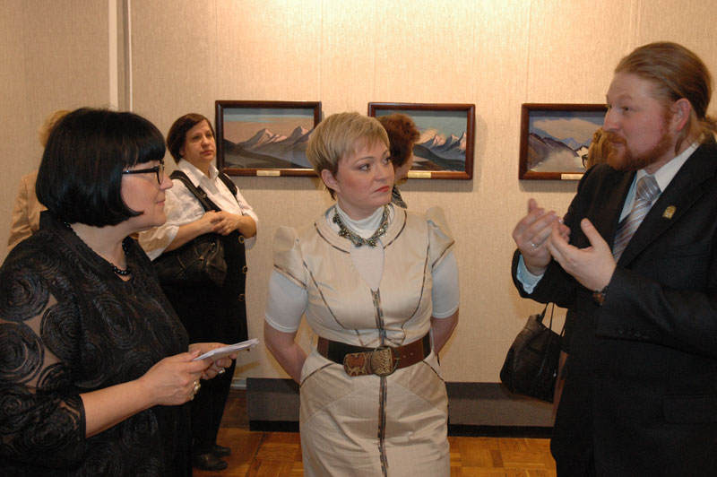 Губернатор Мурманской области М.В. Ковтун на выставке картин Н.К. Рериха