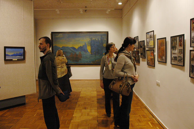 На открытии выставки картин Н.К. Рериха в Мурманском областном художественном музее