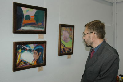 Посетитель выставки перед картинами С.Н.Рериха
