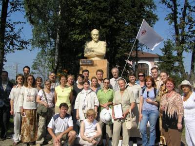 Участники экспедиции у памятника Ю.Н. Рериху г. Окуловка 