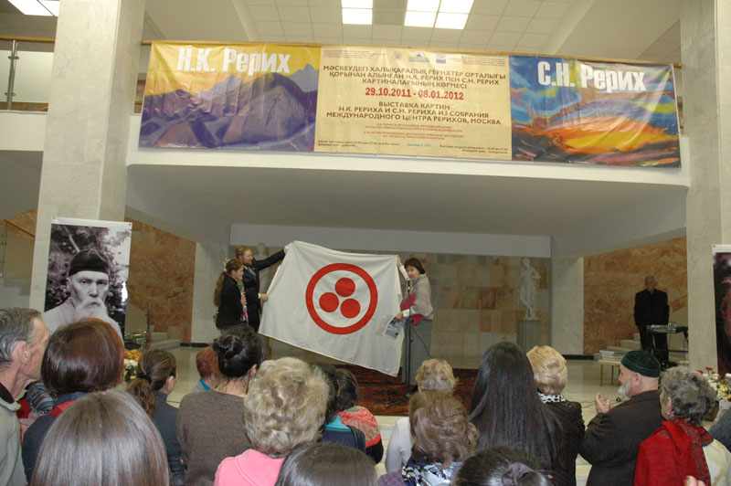 Председатель Культурного Центра имени Н.К.Рериха Л.И.Глущенко вручает Знамя Мира представителю МЦР