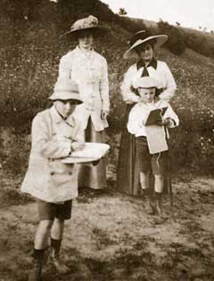 Елена Ивановна (справа), Юрий и Святослав Рерихи. Бологое, 1913