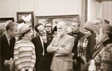 С.Н.Рерих беседует с посетителями своей выставки в Государствееном Эрмитаже. Ленинград. Январь 1975 г.