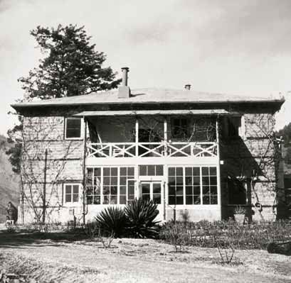 Южный фасад дома Рерихов в Кулу. 1930-е гг.