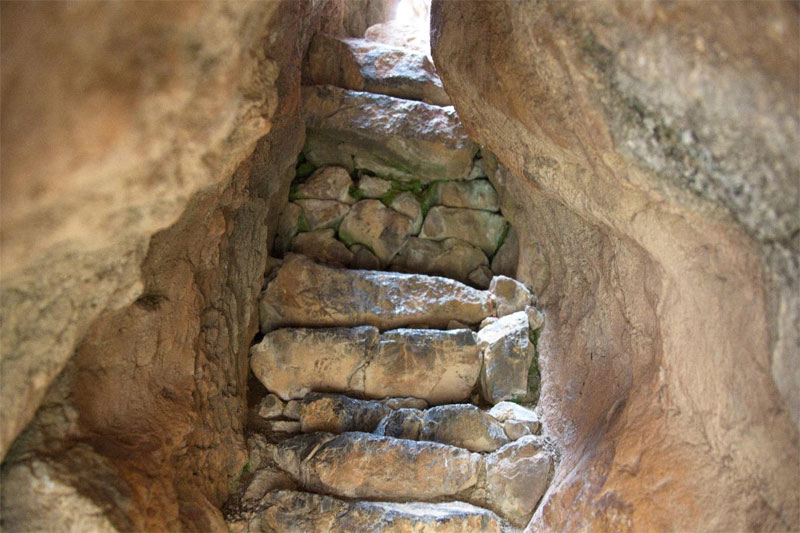 Рукотворная каменная лестница, ведущая на вершину правого «уха»