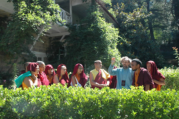 У дома Рерихов с буддийскими монахами