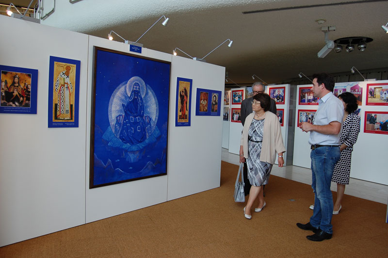 Посещение экс-президентом Кыргызстана Р.И.Отунбаевой выставки, посвященной Пакту Рериха 