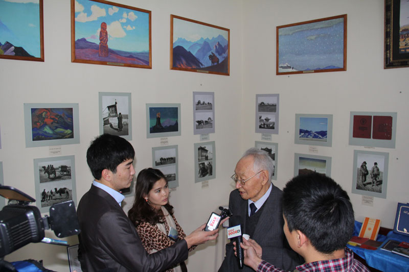 Академик Ш.Бира дает интервью СМИ Монголии