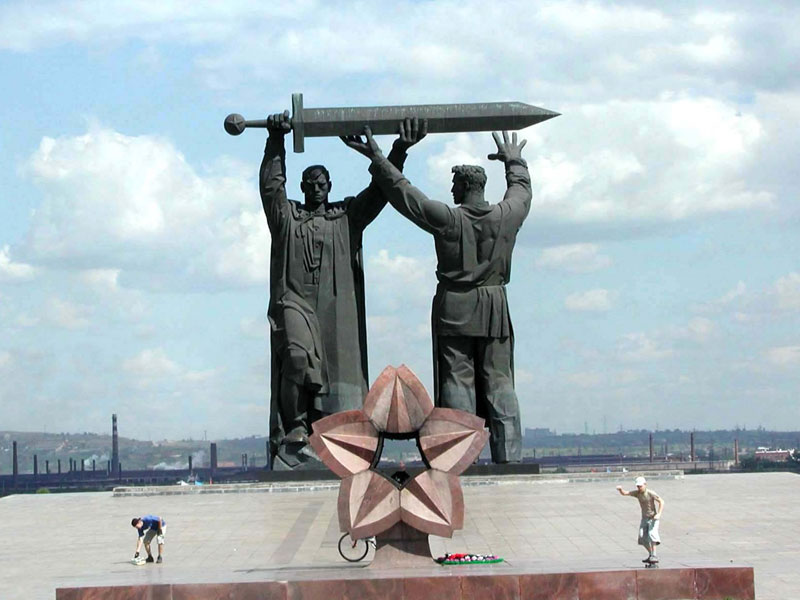 Монумент «Тыл-фронту»