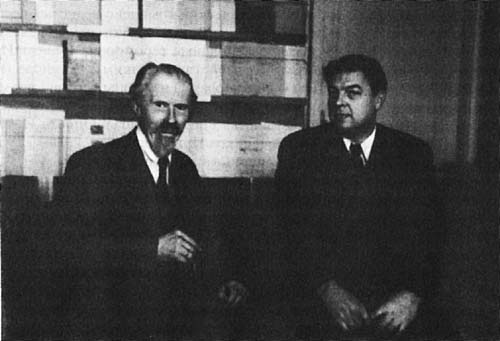 Немецкий палеонтолог Фридрих фон Хюне с Иваном Ефремовым в Палеонтологическом музее. 1957 г.