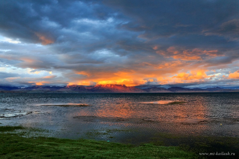Озеро Манасаровар на закате