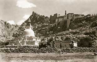 Большая ступа в Ше. Тибет. Фотография сделана во время Центрально-Азиатской экспедиции. 1925