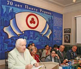 Генеральный директор Музея имени Н.К. Рериха Л.В. Шапошникова открывает конференцию '70 лет Пакту Рериха'. 2005 г.