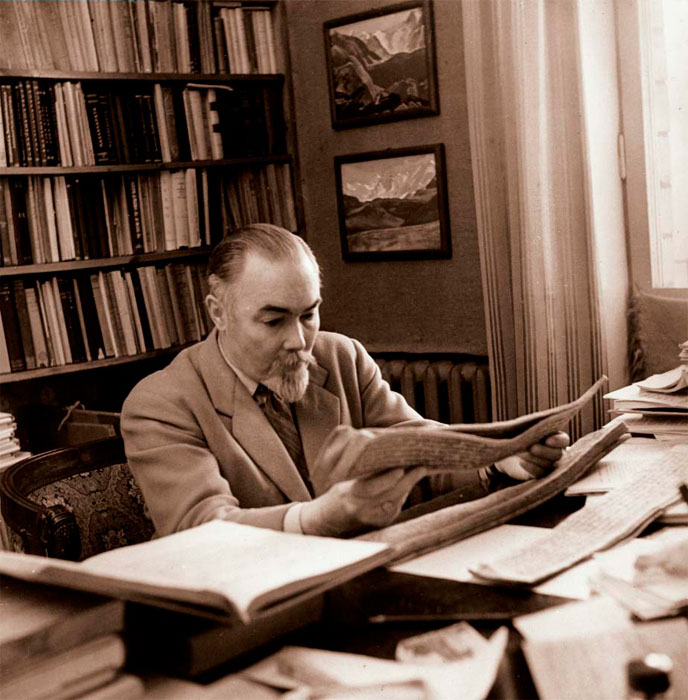 Юрий Николаевич Рерих в своей московской квартире. 1958–1960