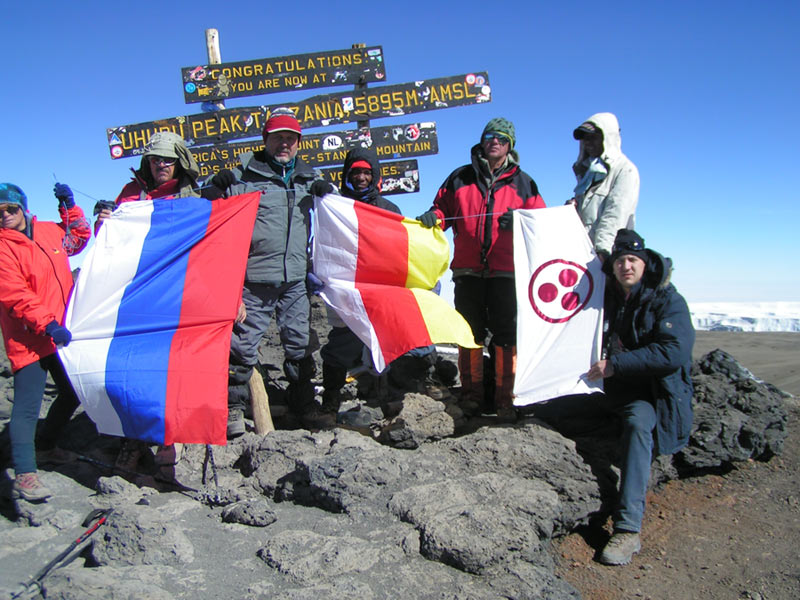 Развёртывание Знамени Мира на г. Килиманджаро