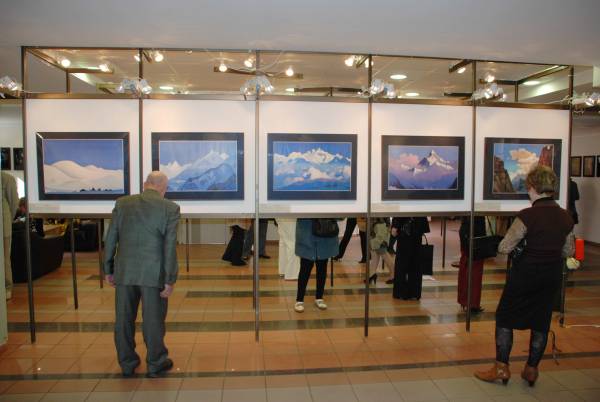 Выставка репродукций картин Н.К.Рериха в фойе Балтийской международной академии