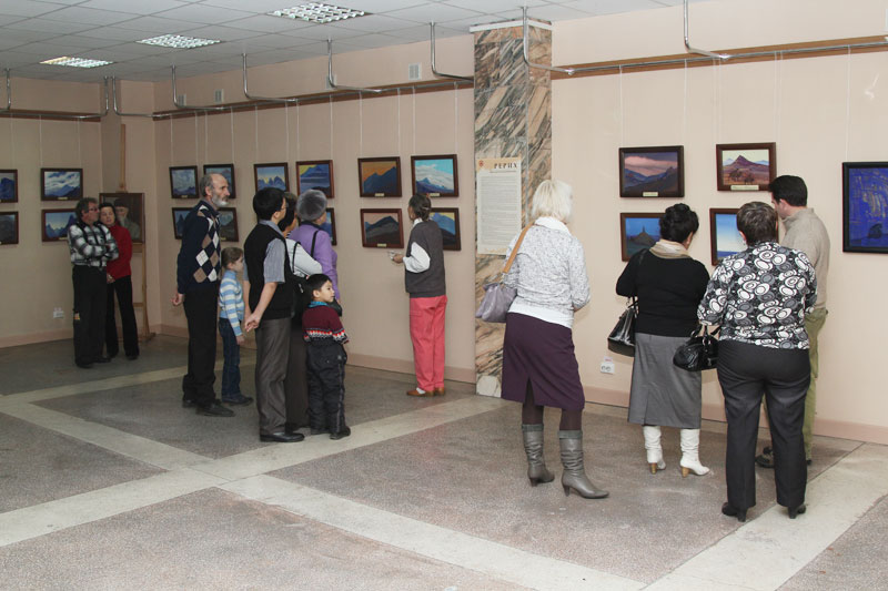 На выставке картин Н.К.Рериха «По тропам Срединной Азии» в Абакане