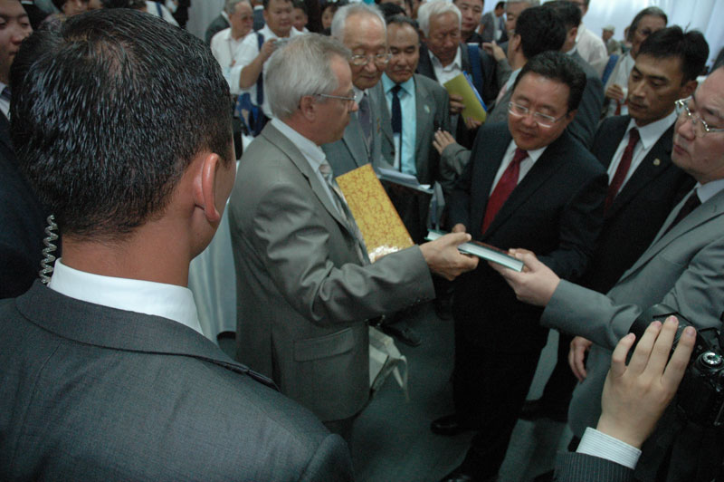 Вручение Президенту Монголии изданий Международного Центра Рерихов