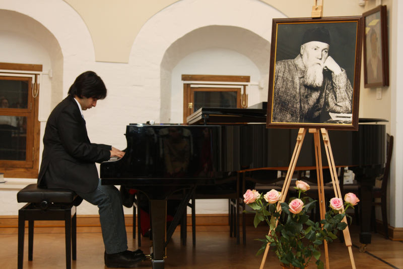 Музыкальная импровизация Луки Окросцваридзе, стипендиата Благотворительного Фонда имени Е.И.Рерих