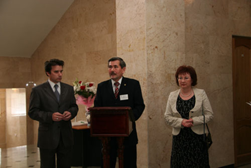Директор Национального музея Республики Башкортостан Г.Ф.Валиуллин открывает выставку картин Н.К.Рериха в Уфе