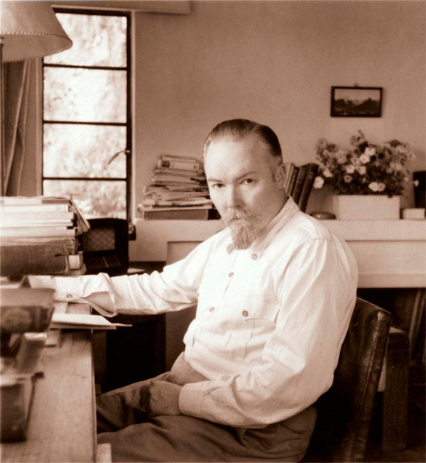 Юрий Николаевич Рерих в своем рабочем кабинете. Калимпонг, 1950-е