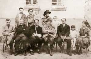 Н.К., Е.И. и Ю.Н. Рерихи с сотрудниками советского консульства в Урумчи. 1926