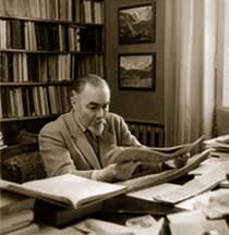 Ю.Н.Рерих в кабинете своей московской квартиры