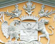 Герб Протасовых на фронтоне Главного здания Усадьбы Лопухиных