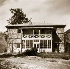  и фасад дома Рерихов в Кулу. 1920-1940-е гг.