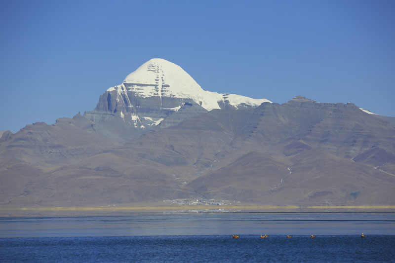 Вид на Кайлас со стороны озера Манасаровар