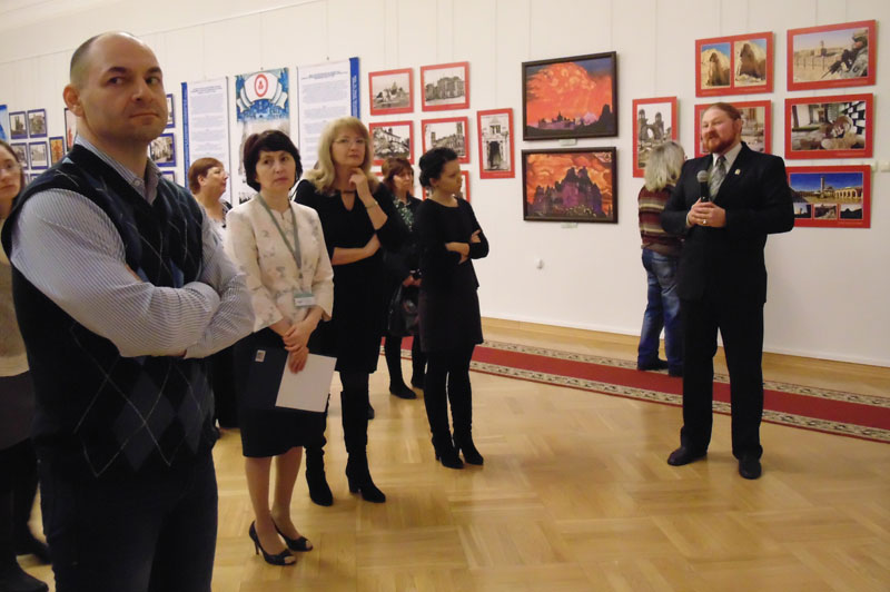 Д.Ю. Ревякин проводит для гостей выставки и сотрудников музея экскурсию по экспозиции