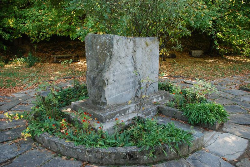 Рис. 49. Камень на месте кремации Н.К. Рериха. Нижняя терраса парка