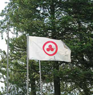 Знамя Мира на флагштоке перед домом Рерихов в Кулу