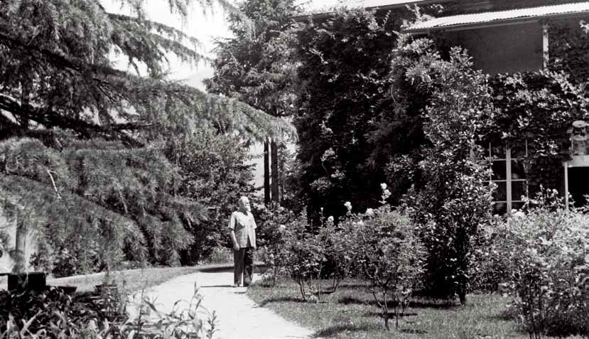 С.Н. Рерих на площадке перед домом Рерихов в Кулу. 1970-е гг.
