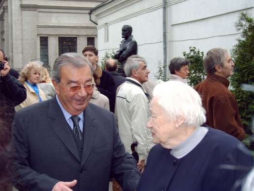 Директор Музея имени Рериха Людмила Шапошникова и Евгений Примаков на открытии бюстов сыновьям Рериха в 2004 г.