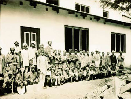 Строители биохимической лаборатории в Кулу. 1932