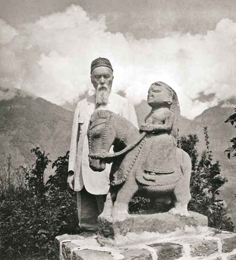 Н.К. Рерих у древней статуи Гуга-Чохана. Наггар. Кулу. 1930-е гг.