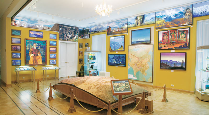Зал Центрально-Азиатской экспедиции в Музее имени Н.К.Рериха