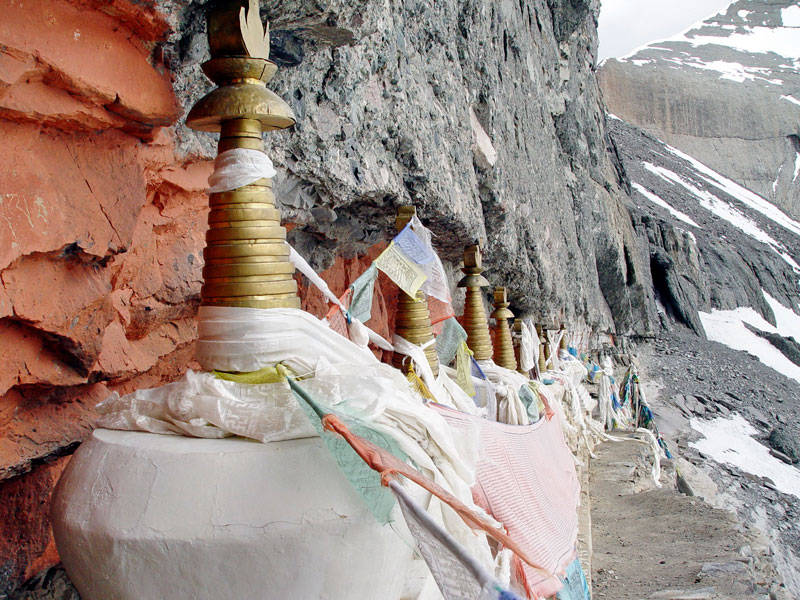 Тринадцать ступ в нише южной грани Кайласа - самое высокогорное святилище в мире (5800 м)