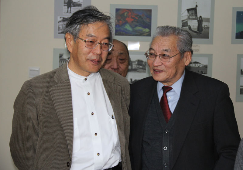 Генеральный секретарь Международной Ассоциации Монголоведения академик Д. Томортогоо и японский ученый Н.Тацуо